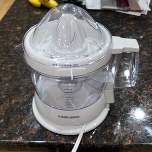 Juicer, Like New, White, Easy Pour Spout, Enjoy Fresh Squeezed Citrus Ju…